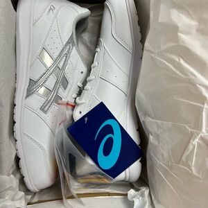 CHEERLEADING Asics White and Gray Athletic Shoes